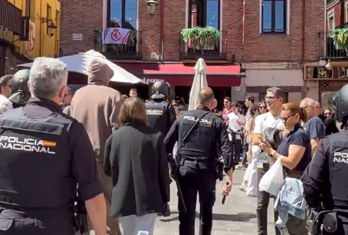 Gerard Piqué y Clara Chía fueron abucheados en España