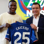 Moisés Caicedo junto al presidente Daniel Noboa en evento en Londres