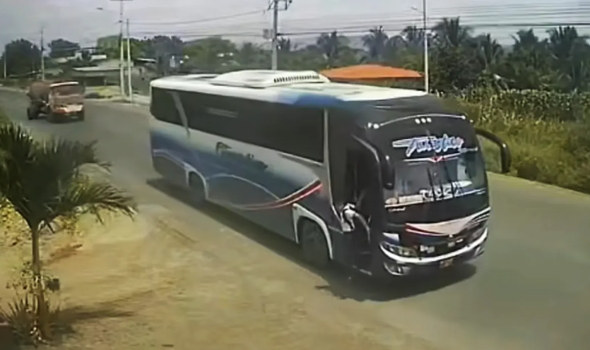 Video capta a controlador empujando a niño de bus en movimiento en Manabí