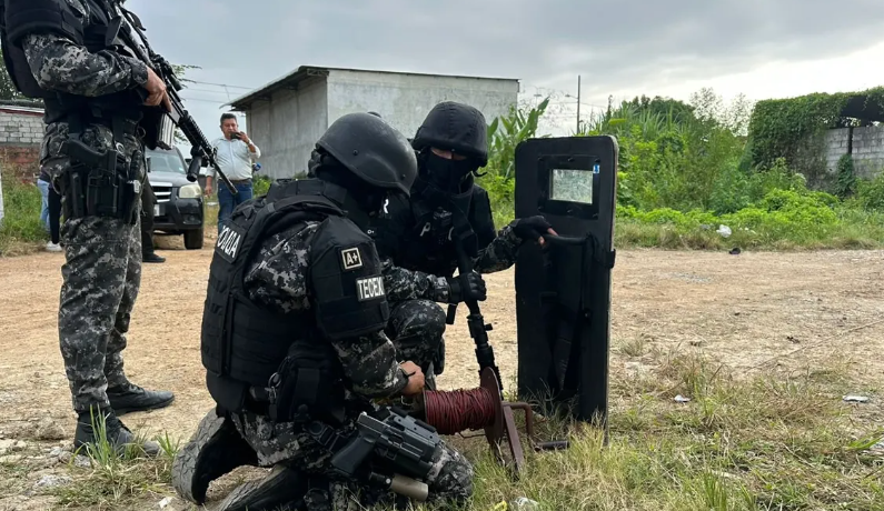 Policías y militares desmantelan supuestas clínicas clandestinas vinculadas al crimen; hay 53 retenidos