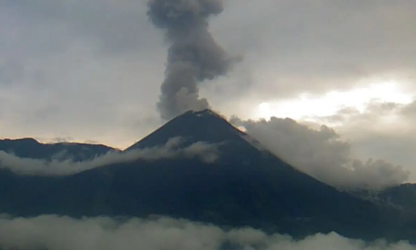 Alerta por actividad del volcán Reventador; Geofísico reporta nubes de gas y ceniza