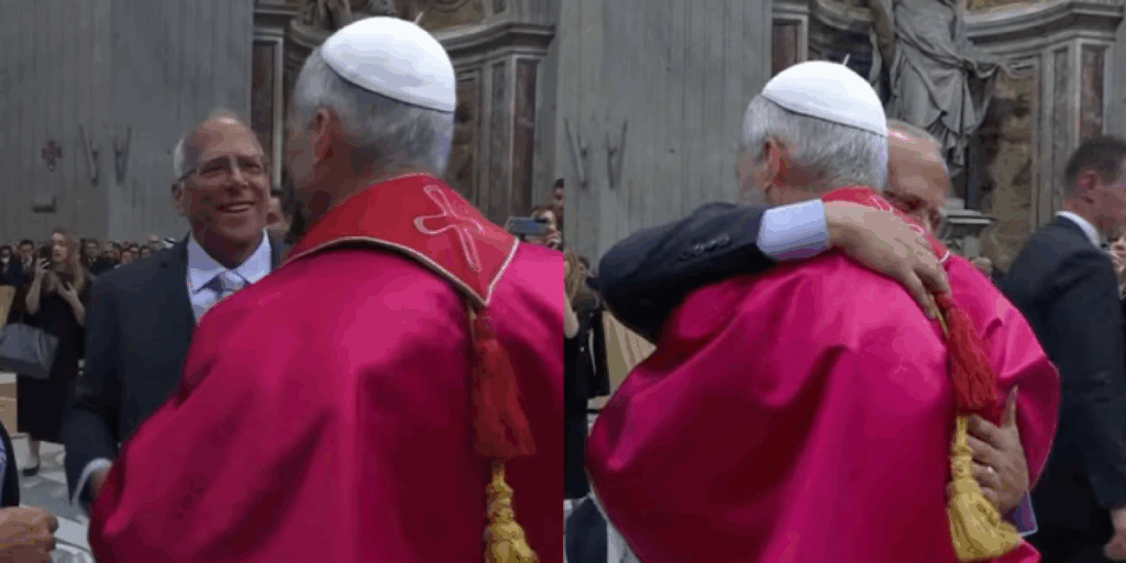 El abrazo que emocionó al mundo: Papa León XIV rompió el protocolo al ver a su hermano 2 El abrazo que emocionó al mundo: Papa León XIV rompió el protocolo al ver a su hermano