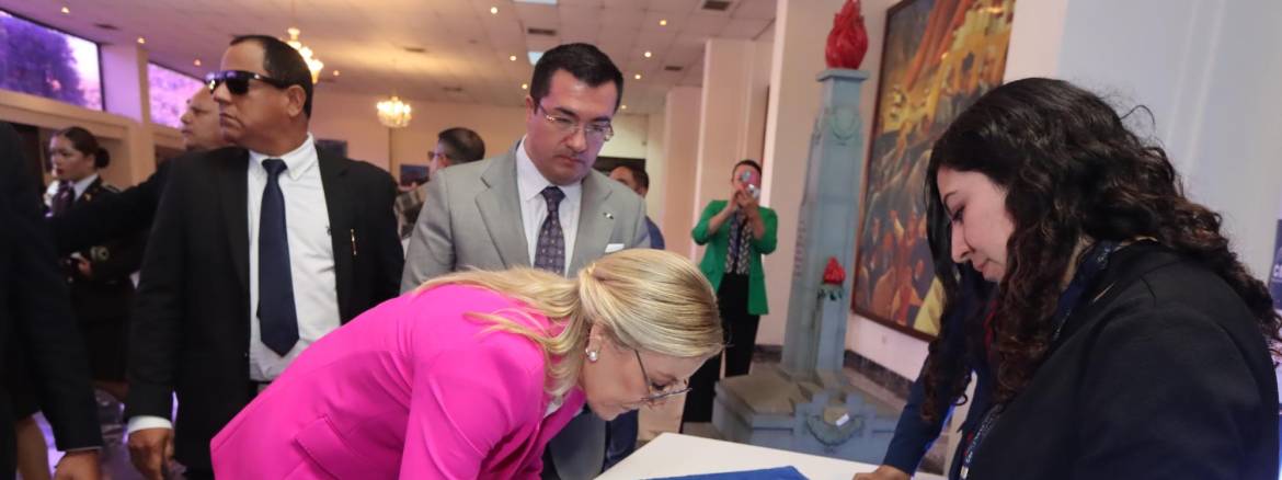 CNE entregó credenciales a asambleístas y parlamentarios andinos