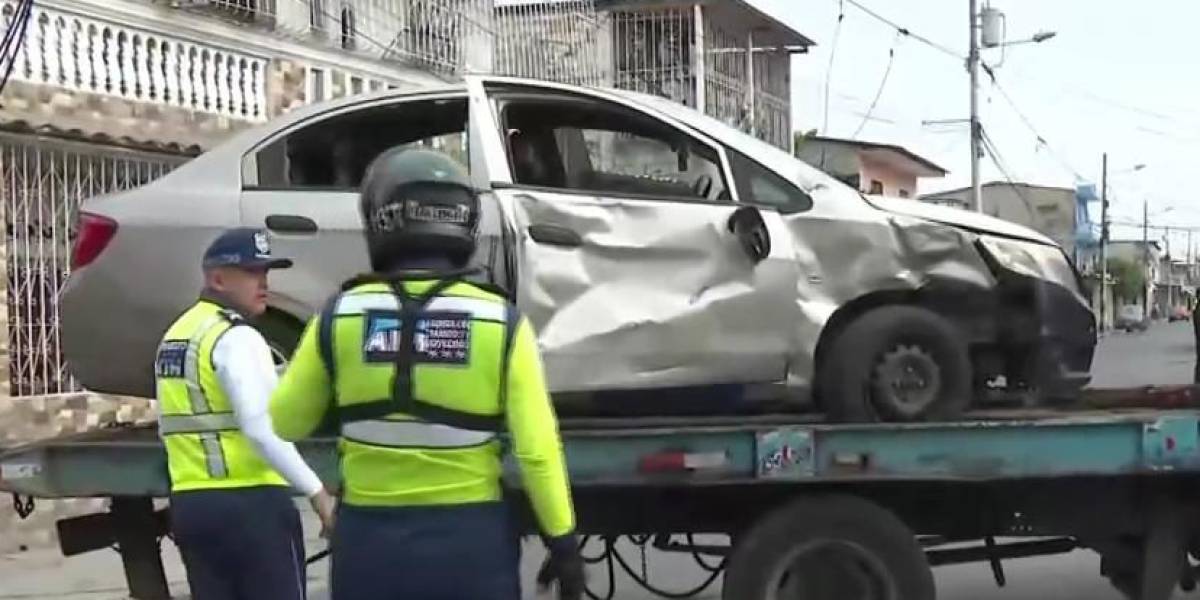 Una mujer falleció y dos niños quedaron heridos tras choque de auto y moto en Isla Trinitaria, Guayaquil