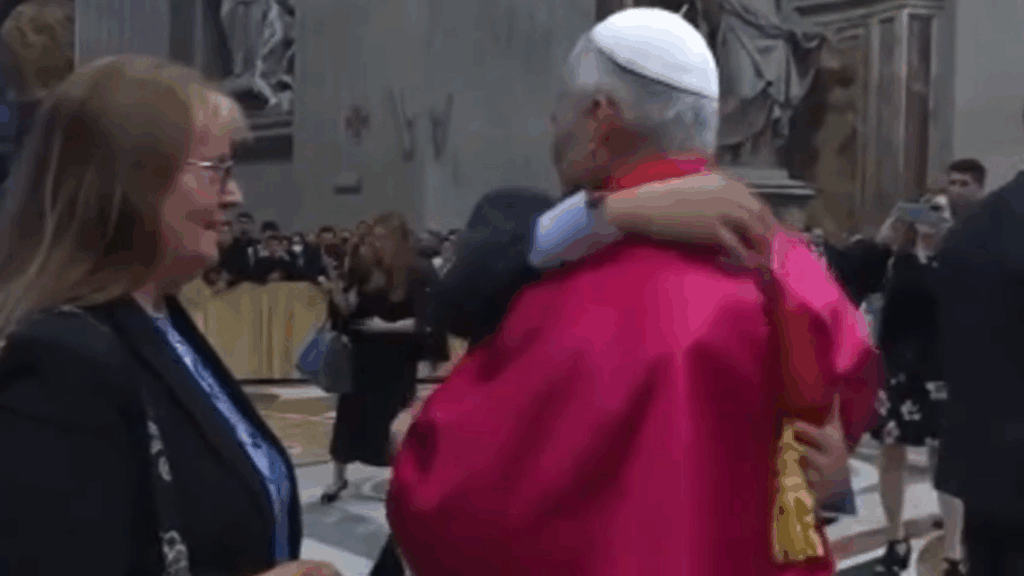 El abrazo que emocionó al mundo: Papa León XIV rompió el protocolo al ver a su hermano 2 El abrazo que emocionó al mundo: Papa León XIV rompió el protocolo al ver a su hermano