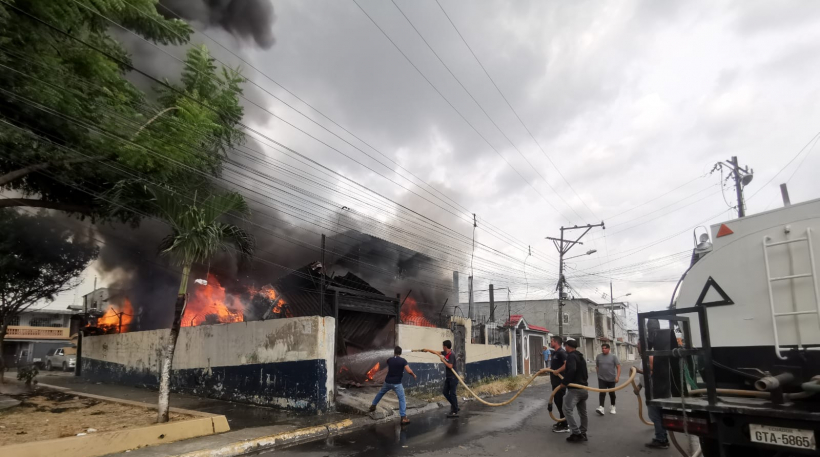 Un muerto tras incendio que consumió una casa en Las Orquídeas, norte de Guayaquil