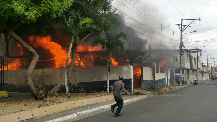 Un muerto tras incendio que consumió una casa en Las Orquídeas, norte de Guayaquil