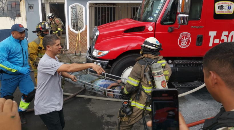 Un muerto tras incendio que consumió una casa en Las Orquídeas, norte de Guayaquil