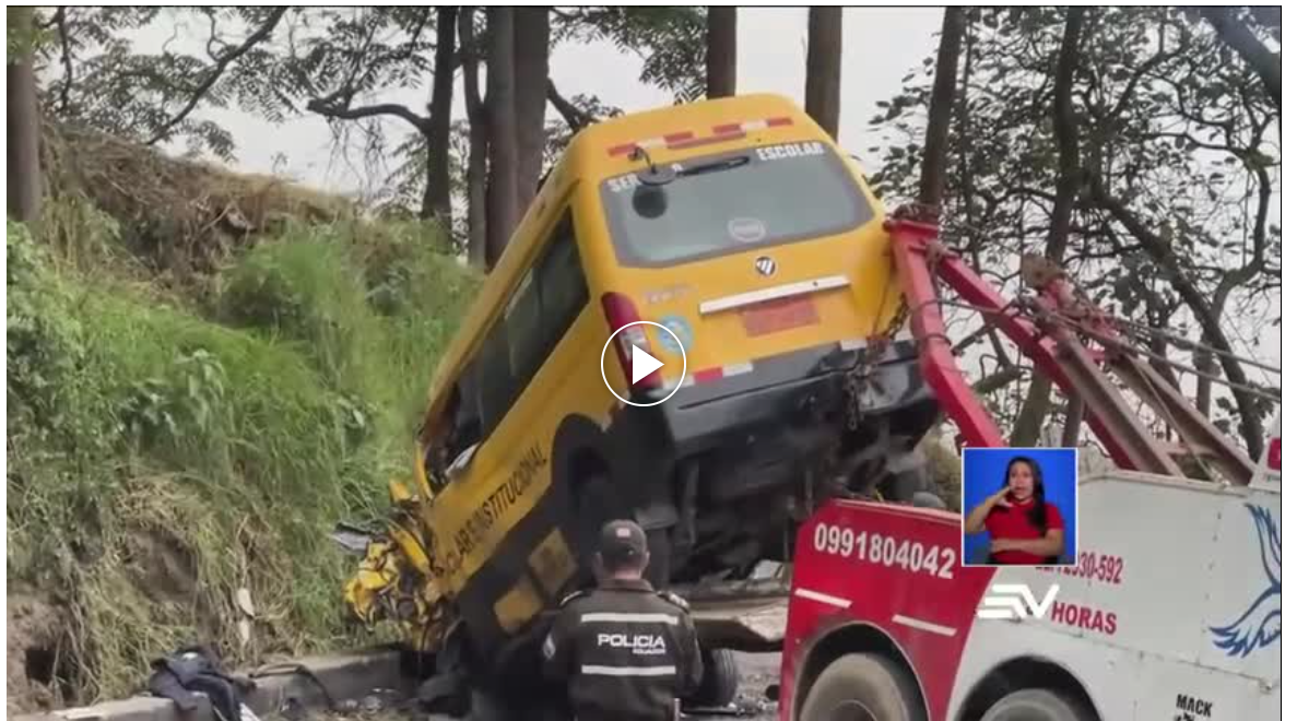 Dos mujeres fallecidas y 12 heridos tras volcamiento de un expreso escolar en Alausí, Chimborazo