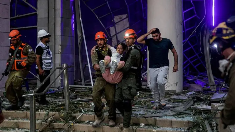 El líder supremo de Irán amenaza a EE.UU. con un "daño irreparable" si entra en el conflicto del lado de Israel 4 El líder supremo de Irán amenaza a EE.UU. con un "daño irreparable" si entra en el conflicto del lado de Israel
