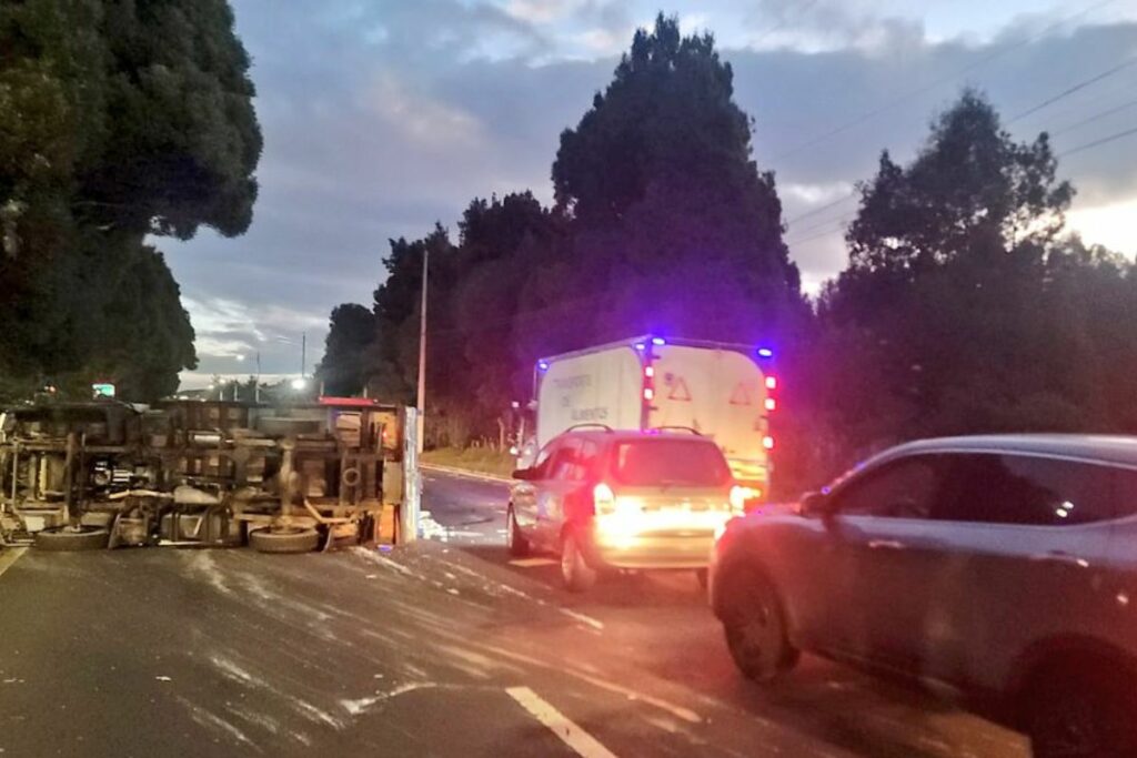 Un camión se volcó en la avenida Simón Bolívar este lunes 9 de junio, en Quito