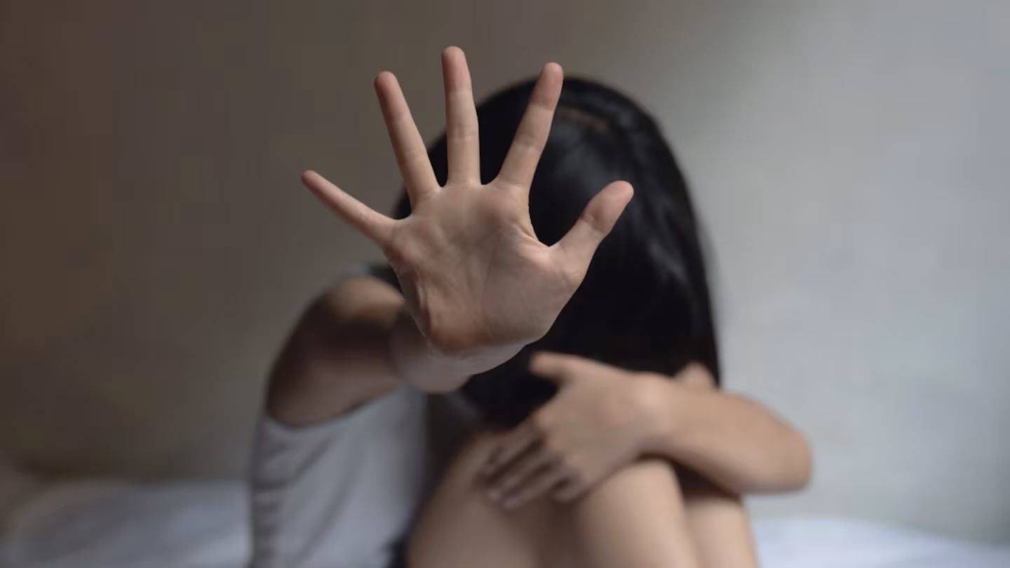 Creo un perfil falso de Facebook y contactó una menor para pedirle contenido sexual y obligarla a tener relaciones