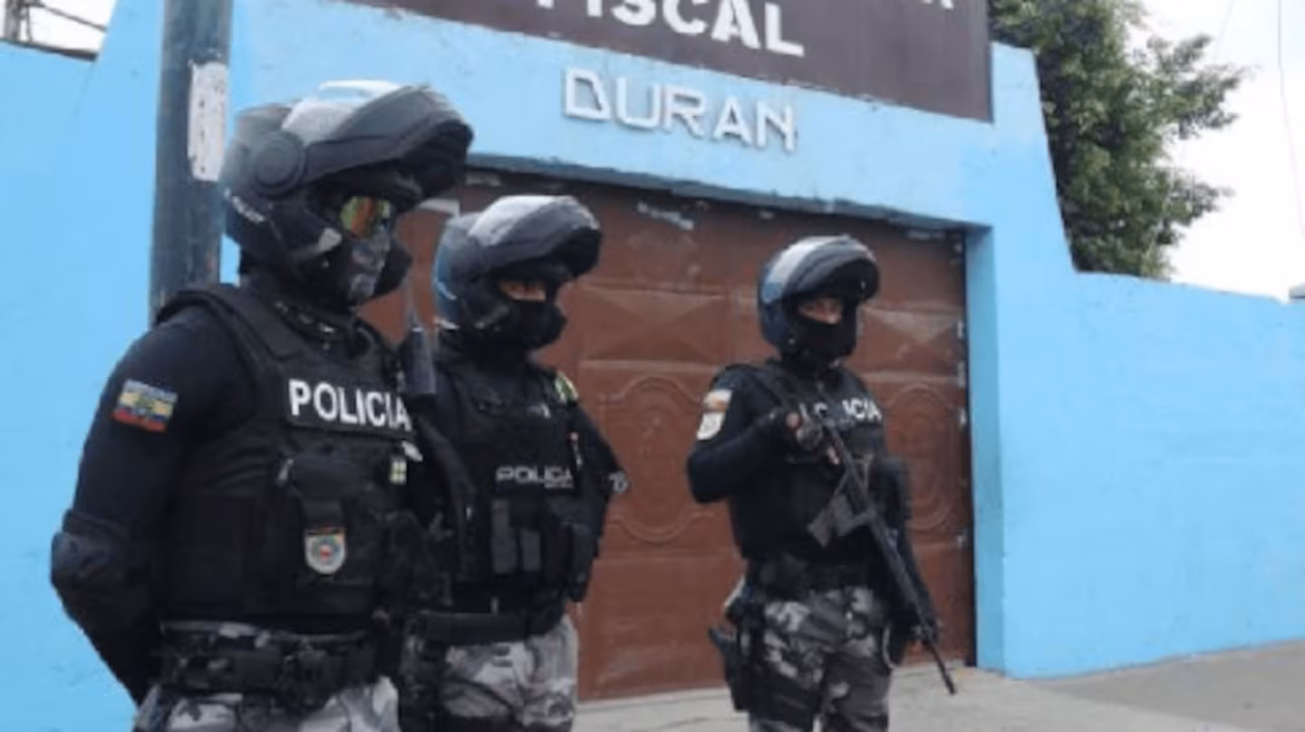 Control policial en colegios de Durán: Esto encontraron en las mochilas de los estudiantes