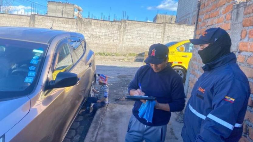 Hombre sancionado por lavar auto con agua destinada para consumo humano en Quito