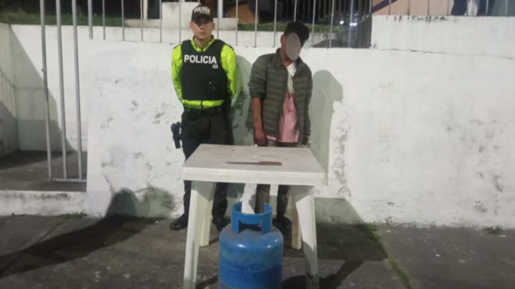 Robó un cilindro de gas y cayó sobre tendedero al intentar huir de la Policía en Quito 5 Robó un cilindro de gas y cayó sobre tendedero al intentar huir de la Policía en Quito