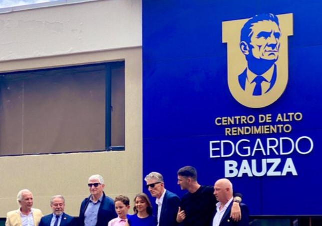 Emotivo homenaje en vida a Edgardo Bauza: El centro de alto rendimiento de LDU llevará su nombre