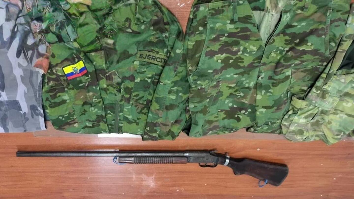 Ejército encuentra uniformes militares y de policiales en operación realizada en Los Ríos