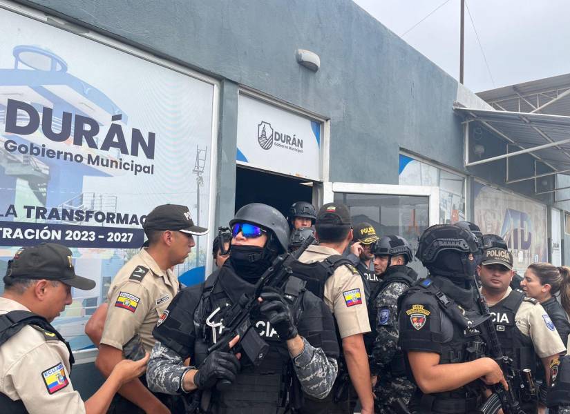 Policía interviene cinco instituciones de Durán, entre ellas el Municipio y la Agencia de Tránsito