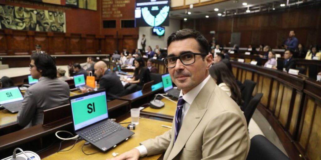 El Pleno pedirá a Daniel Noboa establecer mecanismos para garantizar la atención en el sistema de salud pública 2 El Pleno pedirá a Daniel Noboa establecer mecanismos para garantizar la atención en el sistema de salud pública