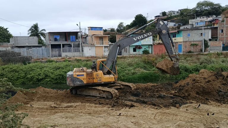 Aguas de Manta desazolva el río Manta para prevenir inundaciones; trabajo se realiza en el barrio 5 de Junio