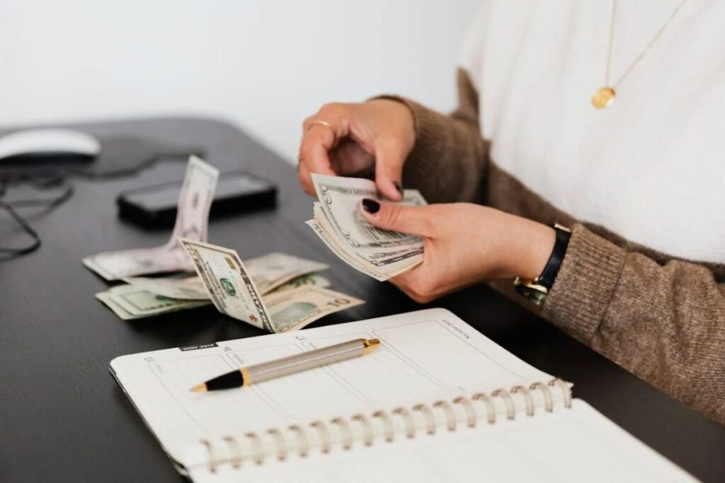 Hasta cuándo se cobra el décimo cuarto sueldo y cuáles son las sanciones de incumplir el pago