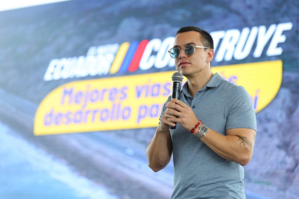 Daniel Noboa entrega la rehabilitación de la vía E15 entre Manabí y Santa Elena