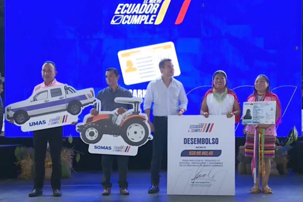 Daniel Noboa entrega recursos y maquinaria agrícola en Santo Domingo de los Tsáchilas