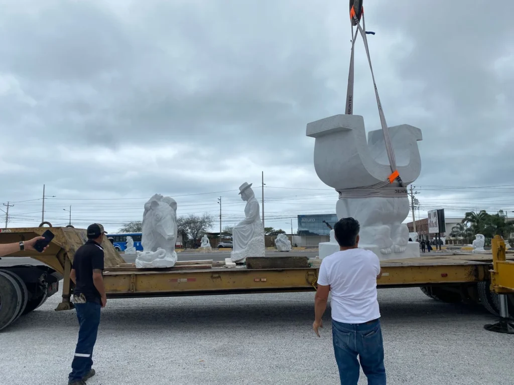 Esculturas de mármol de ULEAM llegan a Chone, Bahía y otras extensiones