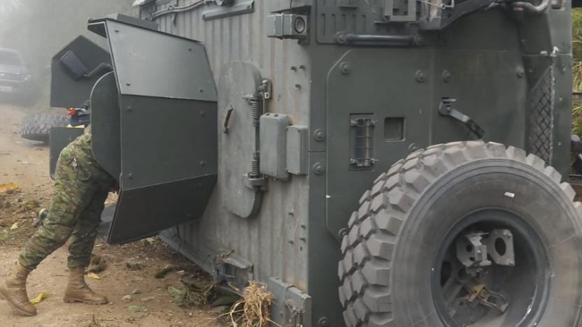 Un vehículo táctico del Ejército se volcó en Molleturo, Cuenca; un militar falleció y hay heridos 