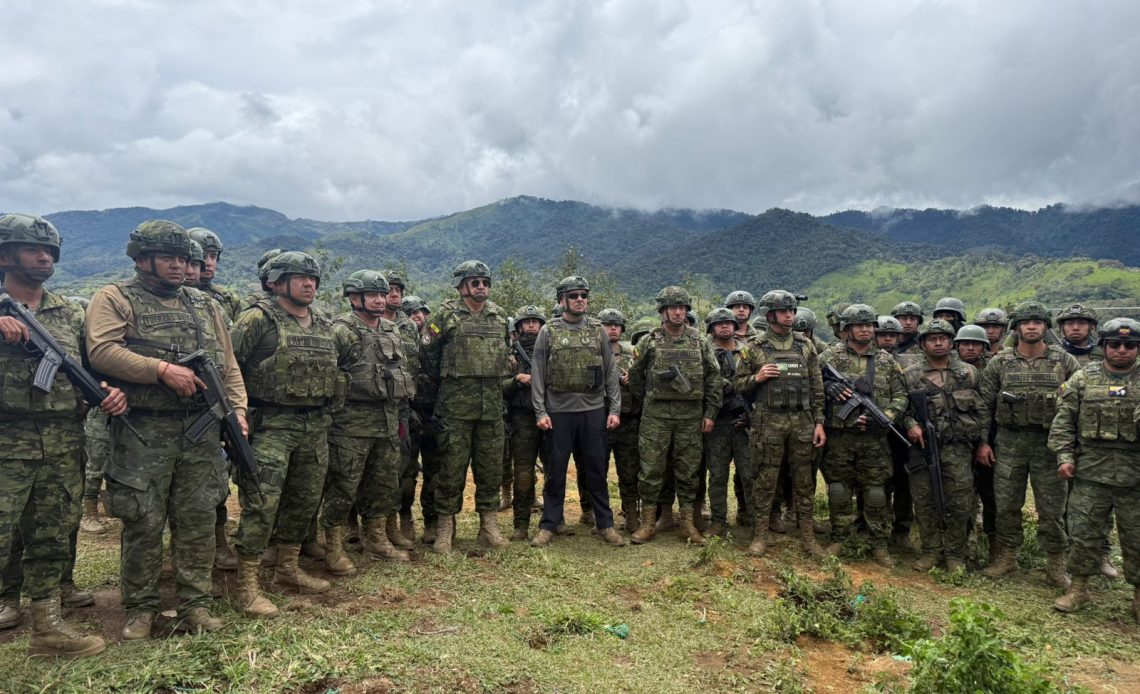 Fuerzas Armadas toman control total de Buenos Aires, Imbabura, tras operativo contra la minería ilegal. 1 Fuerzas Armadas toman control total de Buenos Aires, Imbabura, tras operativo contra la minería ilegal.