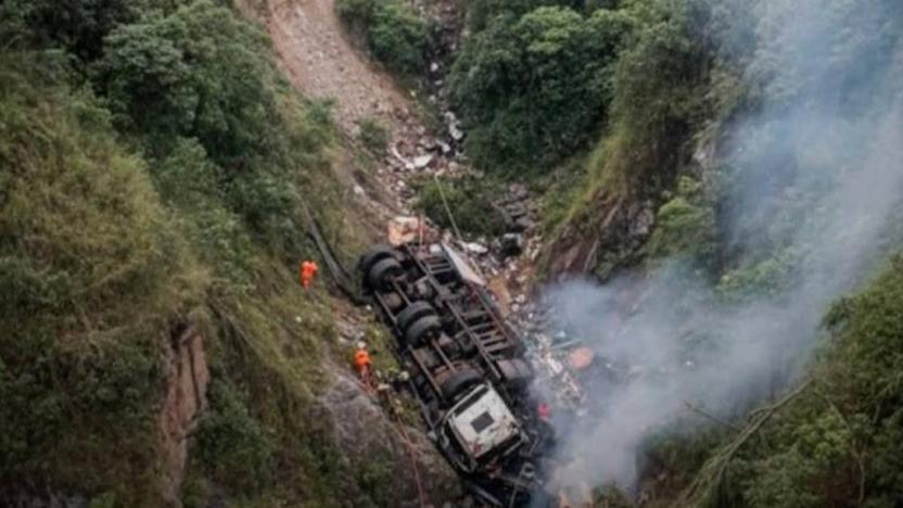 Un camión se volcó en el cantón Pallatanga, Chimborazo, y causó la muerte de dos personas
