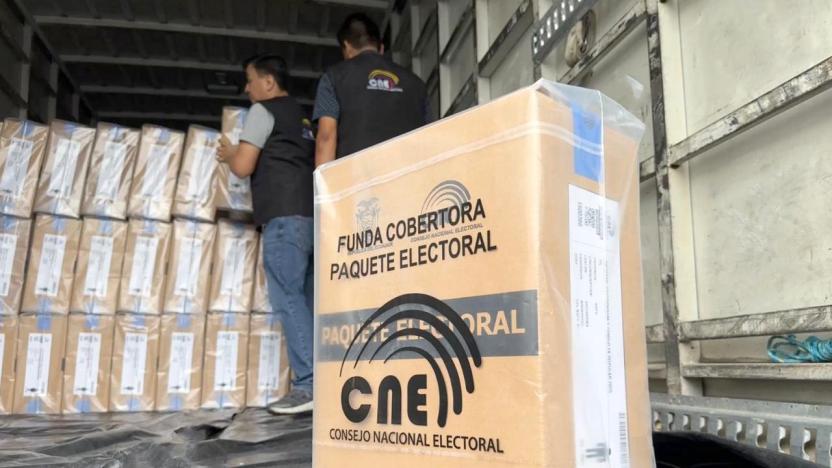 CNE inicia el envío de paquetes electorales en Ecuador; así avanza la impresión de papeletas