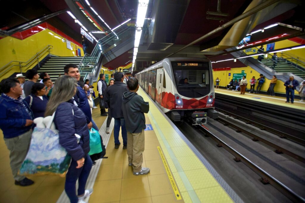 El Metro de Quito cumple dos años, ha cambiado la cultura del quiteño con pros y contras