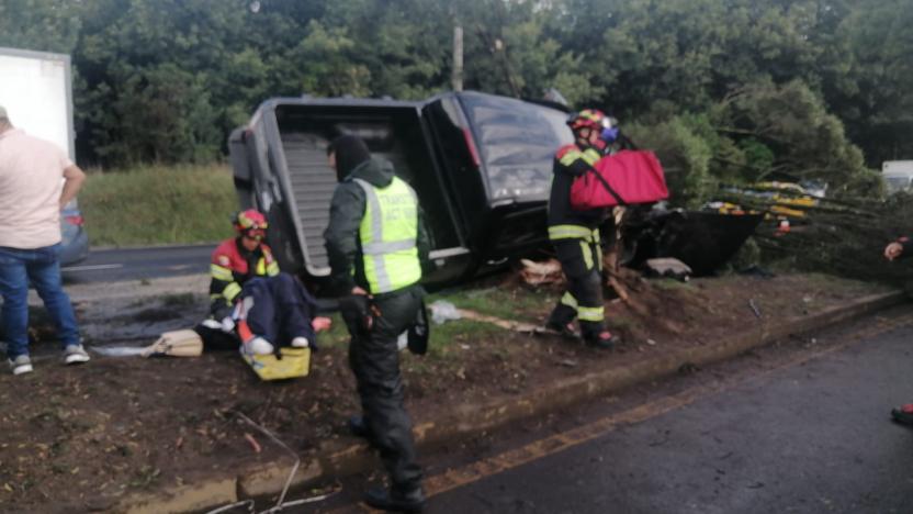 Dos carriles cerrados en la av. Simón Bolívar por volcamiento de una camioneta 1 Dos carriles cerrados en la av. Simón Bolívar por volcamiento de una camioneta