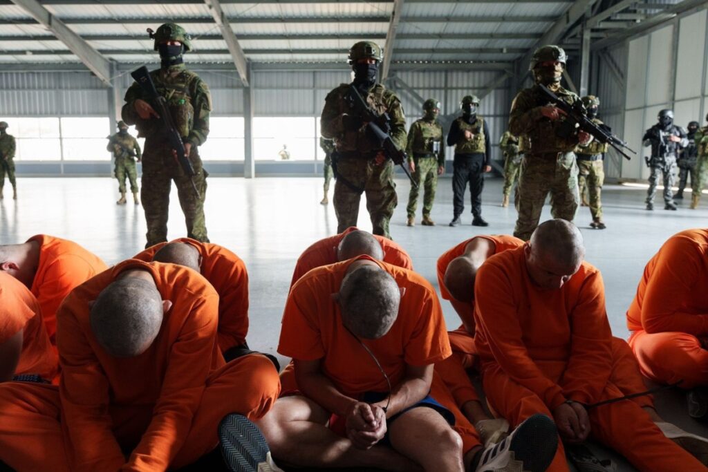 Daniel Noboa confirmó el traslado de 300 presos a la Cárcel del Encuentro en Santa Elena