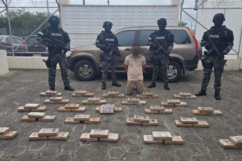 Policía encuentra 70 kilos de cocaína en el interior de un vehículo en Esmeraldas.
