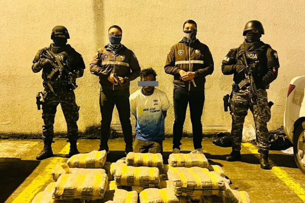 Policía detiene a ciudadano extranjero con 147 kilos de marihuana en Carchi 1 Policía detiene a ciudadano extranjero con 147 kilos de marihuana en Carchi