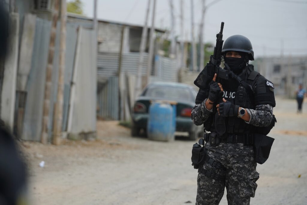 Policía abate a adolescente armado durante persecución en Guayas.