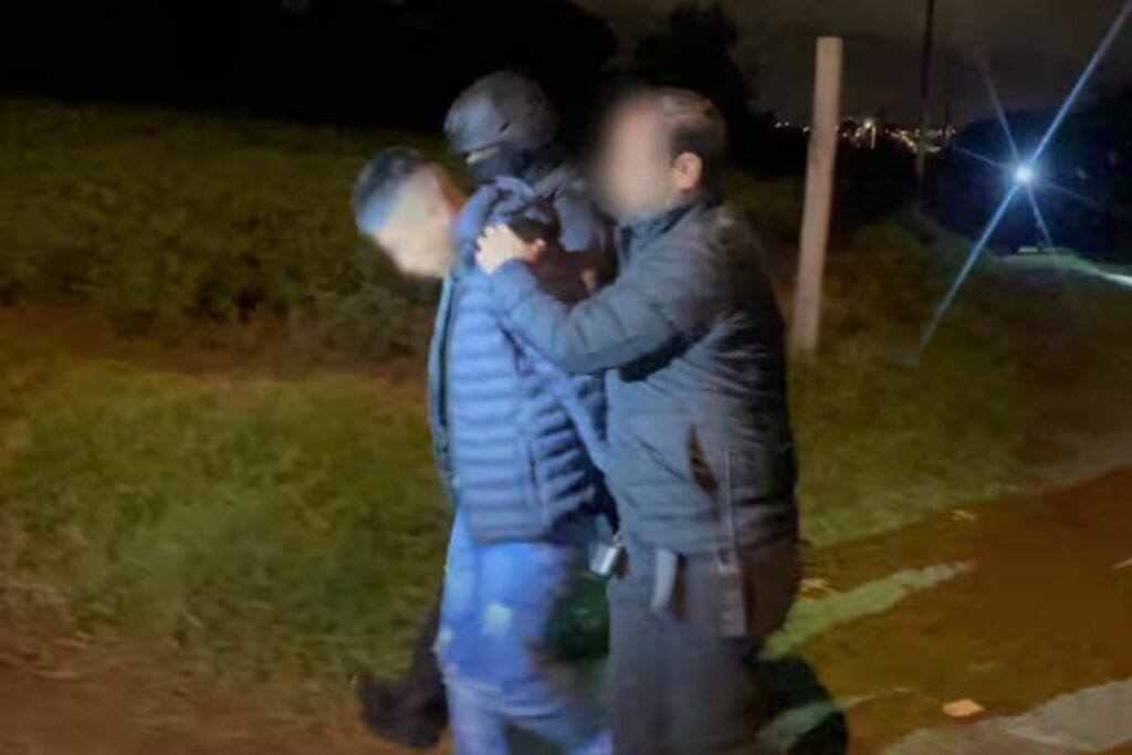 Policía captura a dos sospechosos por un crimen en el sur de Quito. 1 Policía captura a dos sospechosos por un crimen en el sur de Quito.