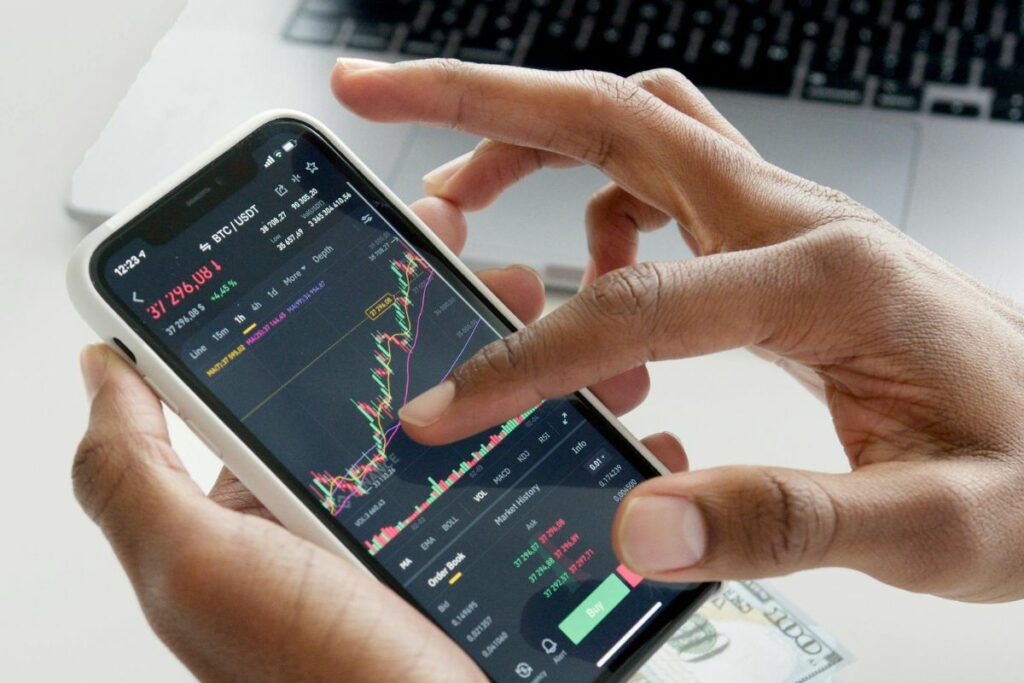 Riesgo país de Ecuador alcanza el nivel más bajo de los últimos seis años