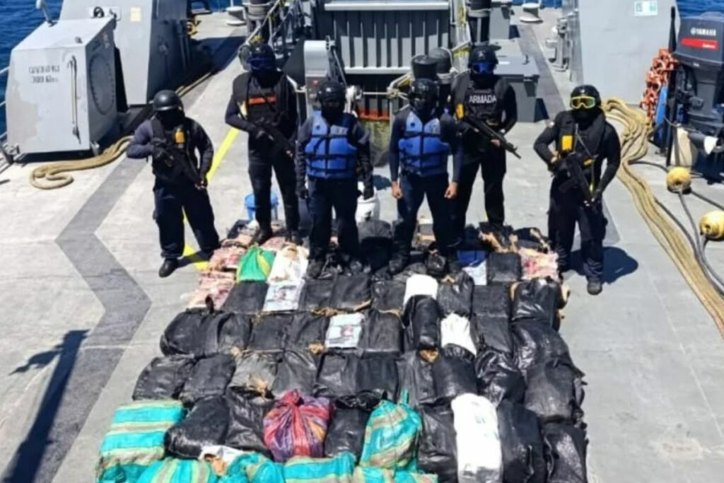 Armada del Ecuador incauta 64 bultos de droga en una isla de Galápagos
