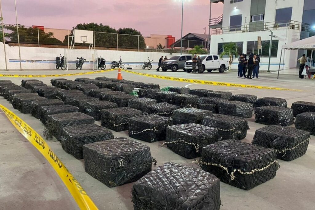 Policía halla tres toneladas de droga en una finca de municipio costero de Ecuador