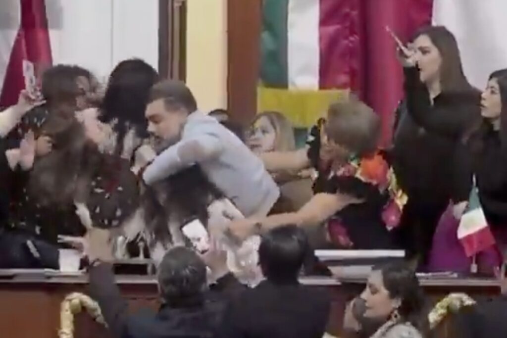 Debate en el Congreso de Ciudad de México termina en pelea