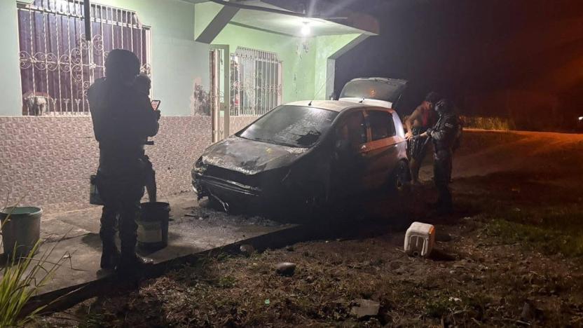 Esmeraldas: Policía y Fiscalía indagan incendio de seis autos como retaliación de bandas