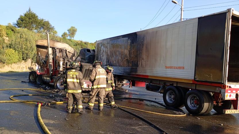 Se habilita circulación en el km 2 de la vía Alóag tras incendio de tráiler; una persona falleció 1 Se habilita circulación en el km 2 de la vía Alóag tras incendio de tráiler; una persona falleció