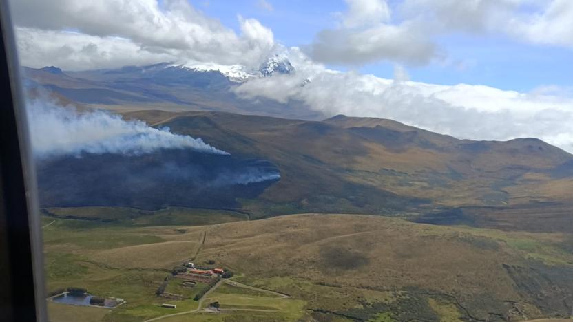 Incendio forestal de grandes proporciones en el sector de la hacienda Pullurima en vía Píntag 1 Incendio forestal de grandes proporciones en el sector de la hacienda Pullurima en vía Píntag