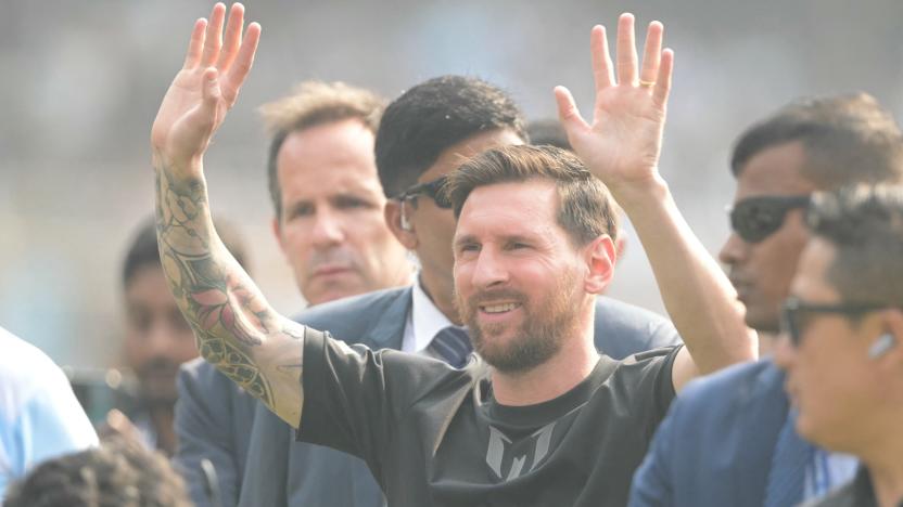 La visita de Messi a un estadio de Calcuta desata el caos entre fans y concluye con disturbio 1 La visita de Messi a un estadio de Calcuta desata el caos entre fans y concluye con disturbio