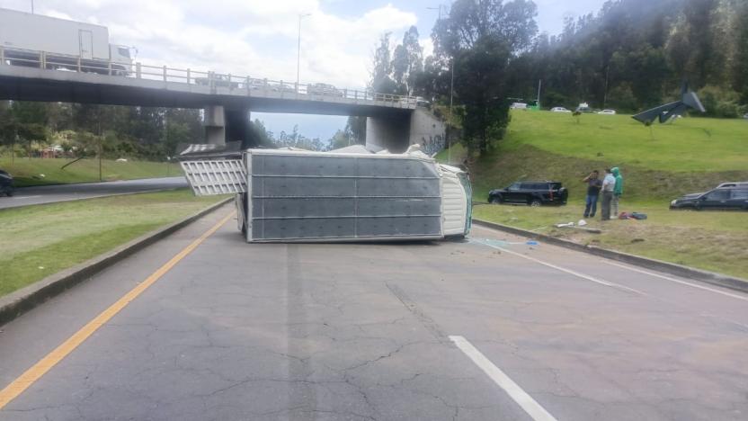 Dos personas heridas y cierre vial por siniestro de tránsito en la av. Simón Bolívar y Granados 1 Dos personas heridas y cierre vial por siniestro de tránsito en la av. Simón Bolívar y Granados