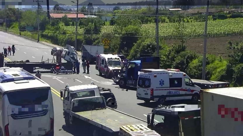 Aparatoso siniestro de tránsito entre un tráiler y una plataforma en el ingreso a Machachi 1 Aparatoso siniestro de tránsito entre un tráiler y una plataforma en el ingreso a Machachi