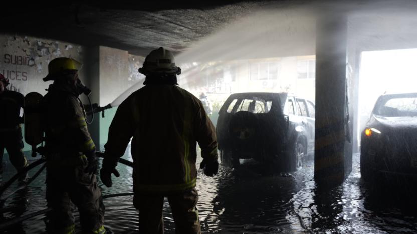 Alarma en el centro de Guayaquil por un incendio ocurrido en el interior de un parqueadero